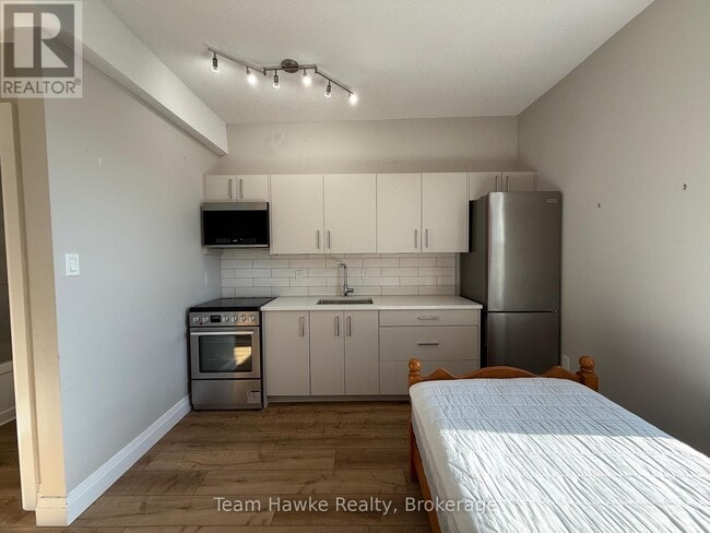 Building Photo - 521 Bay St