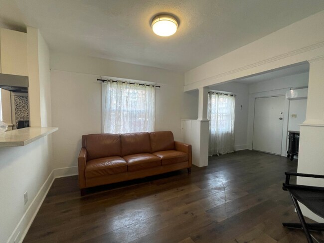 Foto del edificio - 1625 1/2 W 55th St