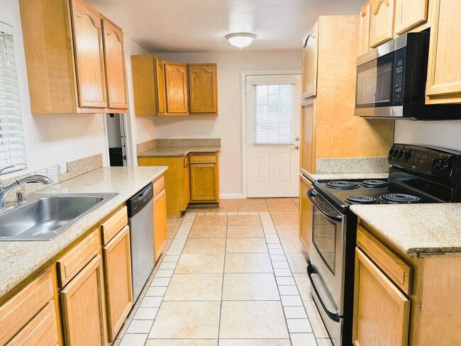 Foto del edificio - Charming 4-Bedroom Home with Spacious Backyard in Garden Grove!