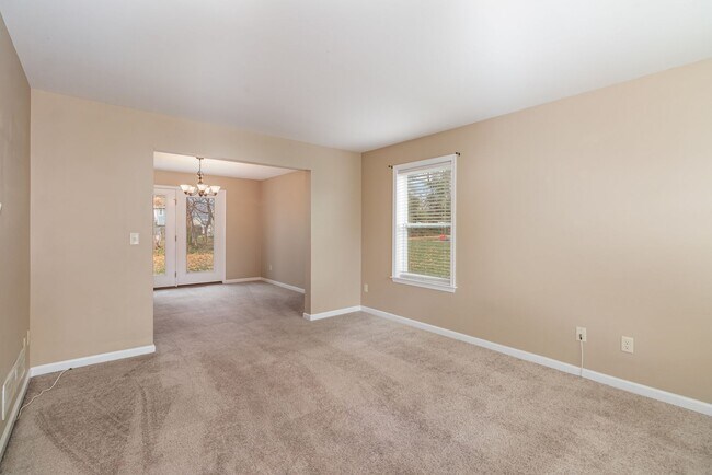 Building Photo - Well Maintained End Town Home Unit For Ren...