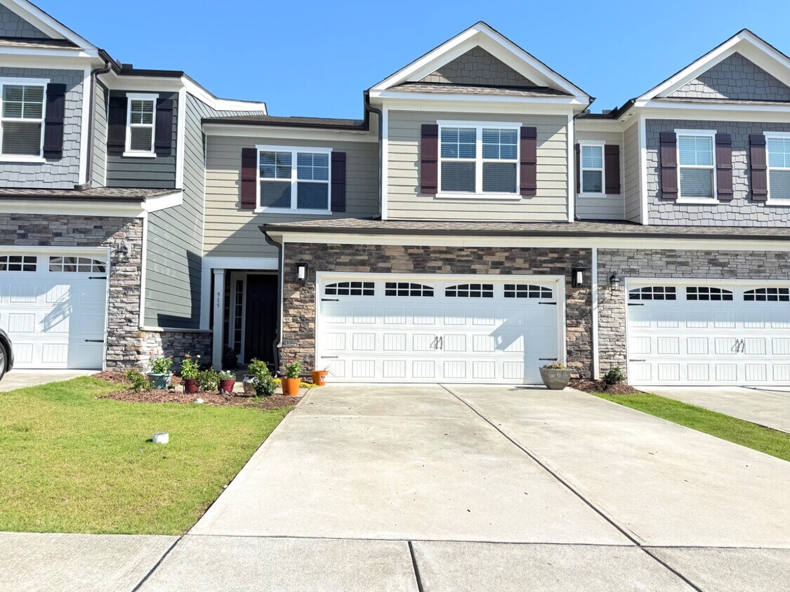 Foto principal - 4 Bedroom Luxury Townhome in Apex