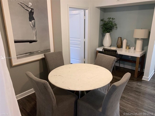 Foto del edificio - 2 br, 2 bath  - 833 University Blvd