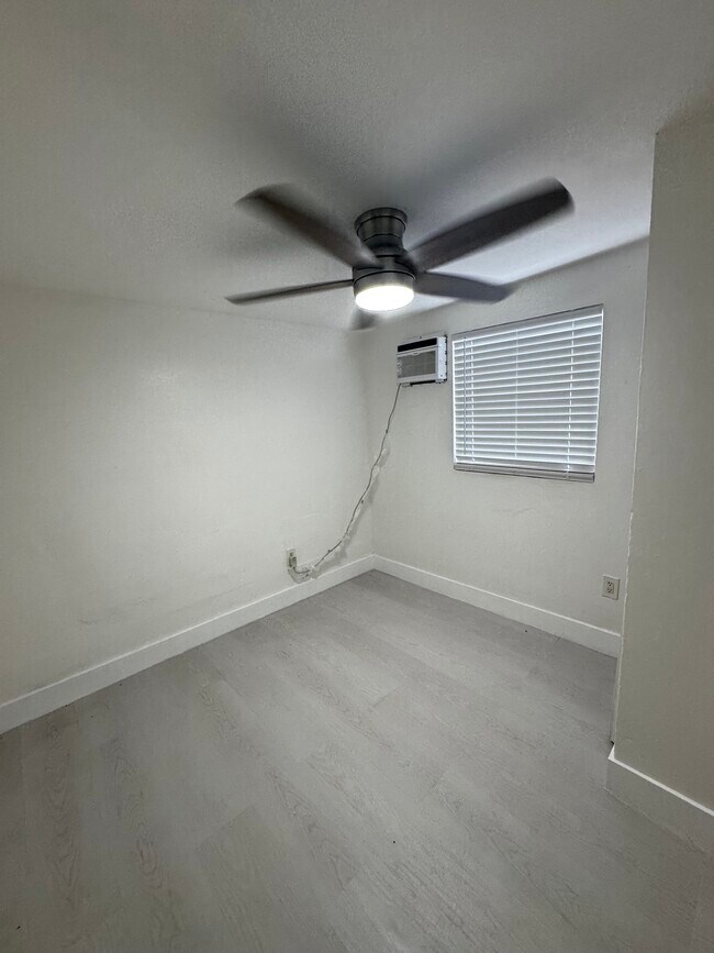 Foto del edificio - 7870 Loomis St
