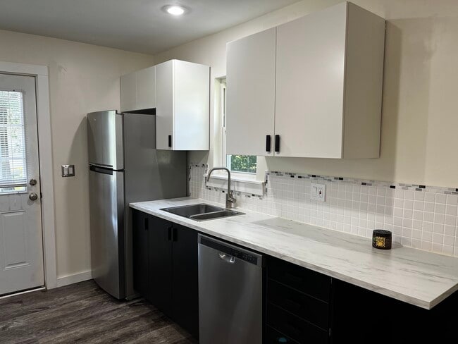 Kitchen - 302 E Shawnee St