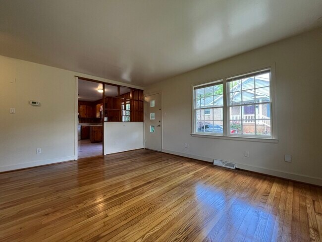 Foto del edificio - 7320 Briardale Dr