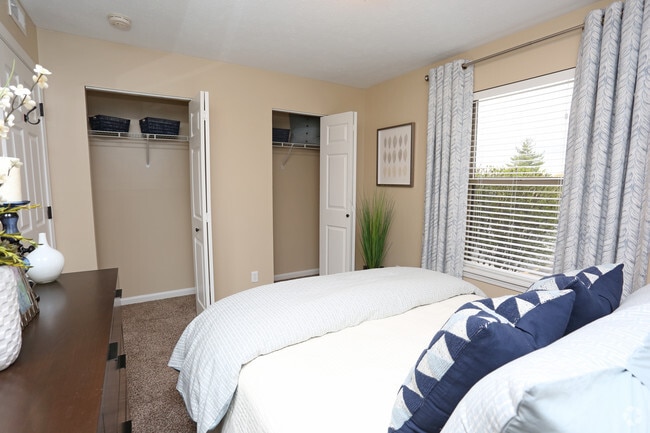 2BR, 1BA - 1000 SF - Bedroom - Flats at Hurstbourne