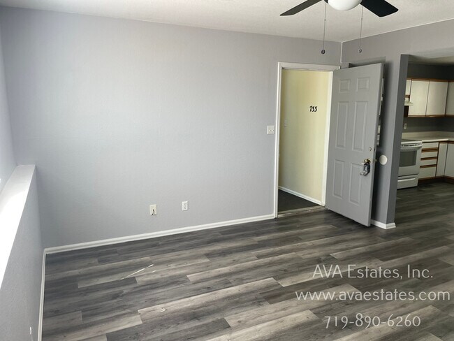Building Photo - 733 E Laporte Dr