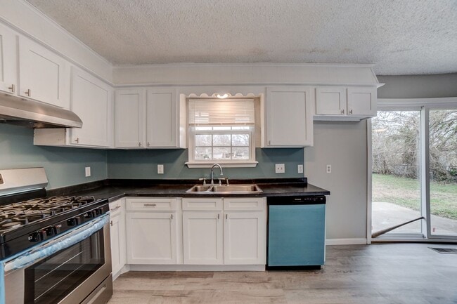 Building Photo - Beautiful 3 Bedroom, 2 Bath Home Ready to ...