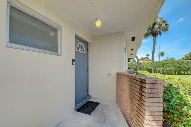 Building Photo - 2915 Ashley Dr W