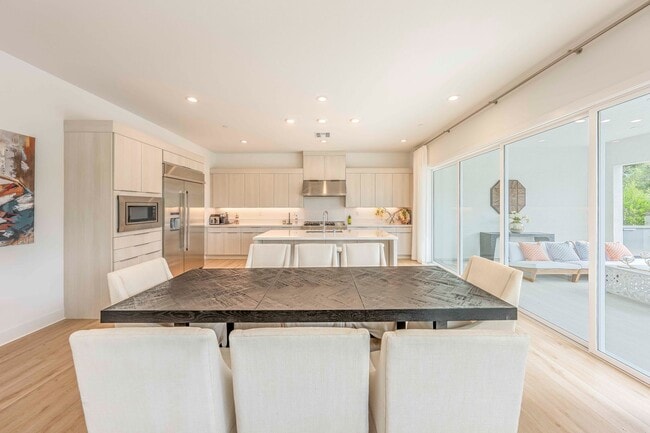 Building Photo - 120 Riverbend