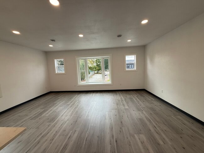 Building Photo - 1325 N 8th St