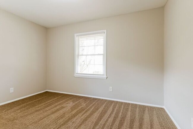 Building Photo - Now available 4 bedrooms 2 baths