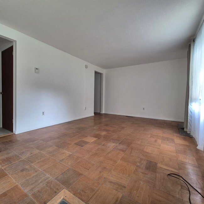 Foto del edificio - 12 Oakwood Dr