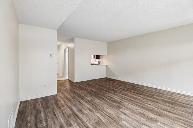 Building Photo - Loma Palisades
