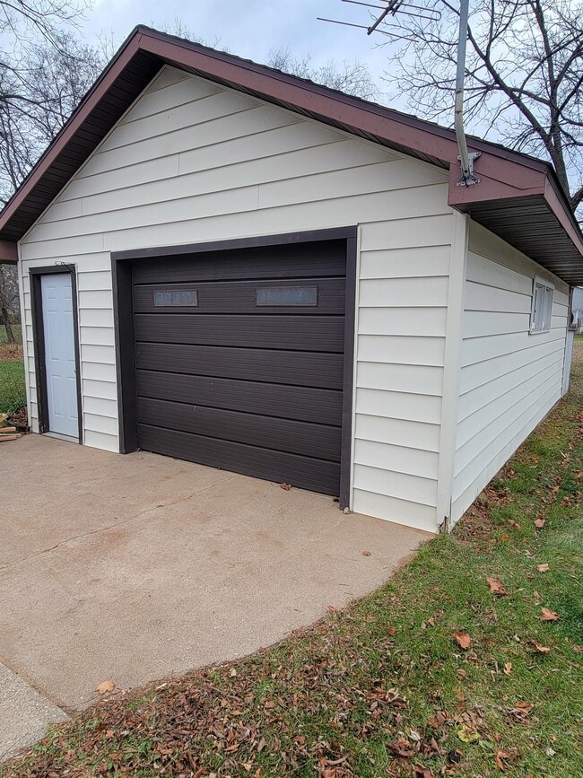 Building Photo - 136 Elmwood Ln