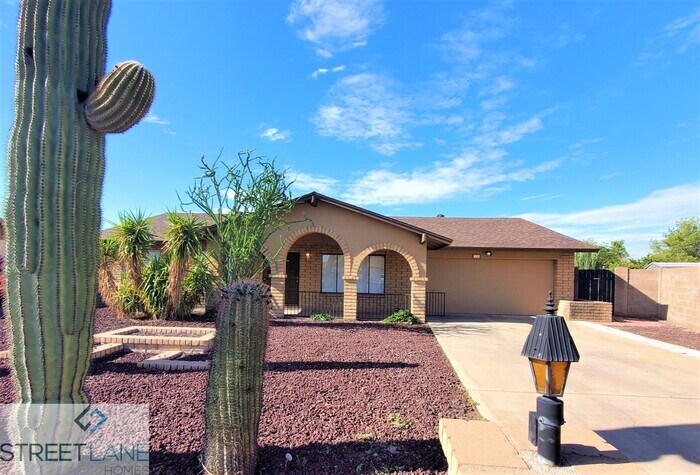 Primary Photo - Charming 3 Bedroom with Swimming Pool!