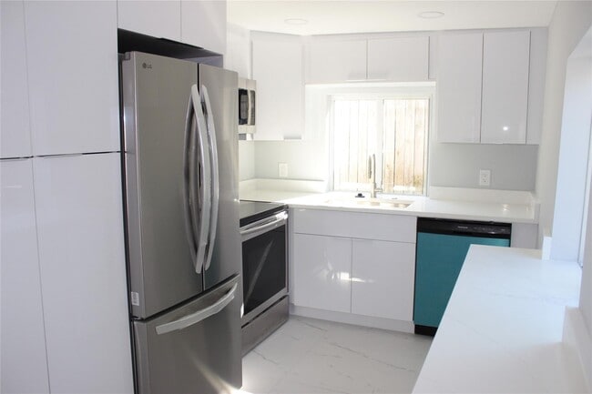 Building Photo - 522 SE 20th Ct