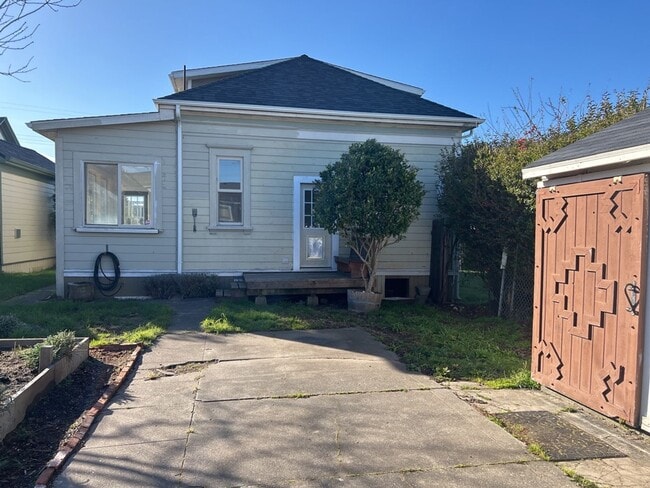 Building Photo - Beautifully Renovated, Pet Friendly Victor...