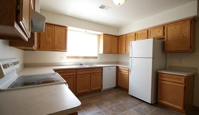 Building Photo - 2 Bedroom Upper Condo w/ Open Kitchen to Living Room Space. All Appliances Included along with Wa...