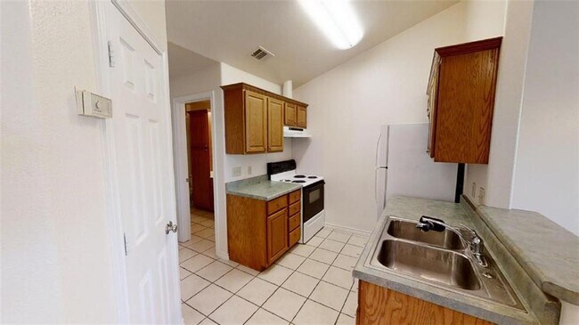 Building Photo - 412 Burleson St