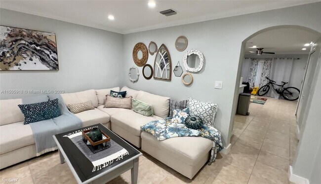 Building Photo - 3 br, 2.5 bath Townhome - 3059 SW 129th Way