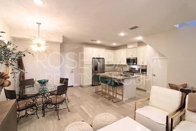 Foto del edificio - Stunning 3-beds, 2.5-baths townhome in the...