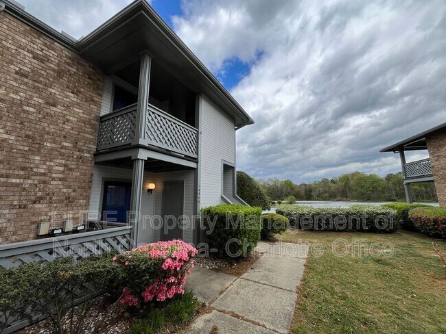 Foto del edificio - 5849 Harris Grove Ln