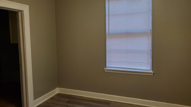Building Photo - 1613 W Elm Ave