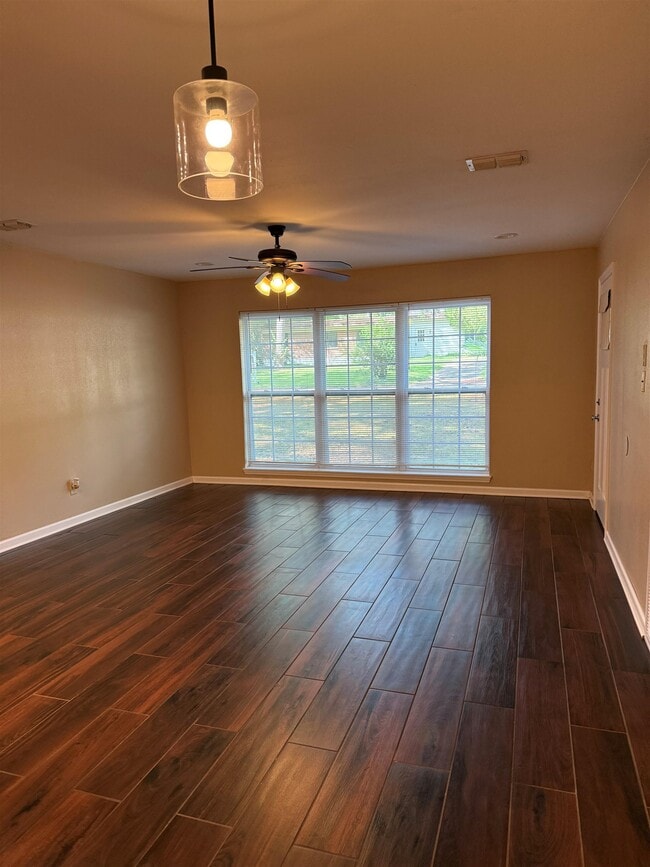 Building Photo - 1113 Buckingham Dr