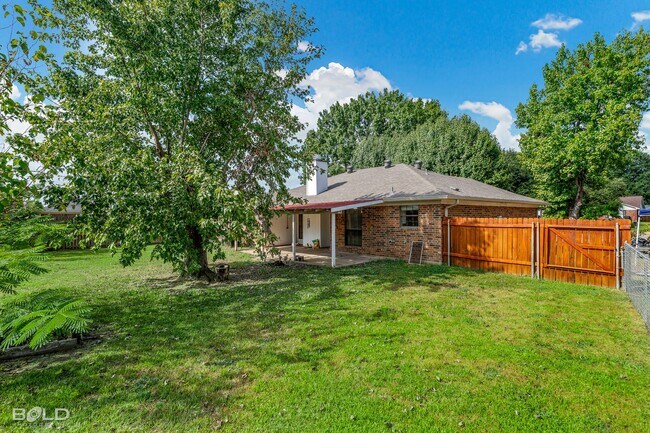 Foto del edificio - Check Out This 3 Bedroom 2 Bath Close to B...