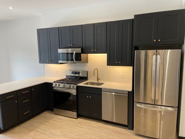Building Photo - Fantastic one bedroom with den and balcony...