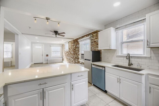 Foto del edificio - LOCATION LOCATION! Charming and updated bungalow located just west of Wash Park!!  Move in Specia...