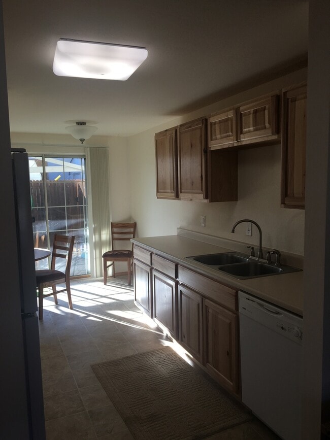 Building Photo - Beautifully Appointed Furnished One Bedroom Condo