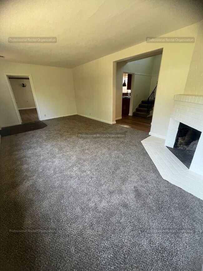 Building Photo - "Wine Country Living at Its Finest – 5BR R...