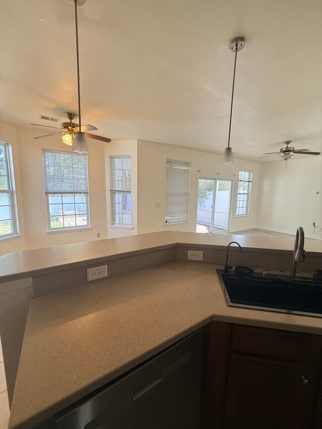 Foto del edificio - 834 Indianola Ct