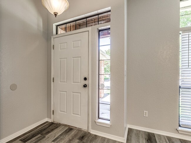 Building Photo - Beautifully remodeled home in Edmond + Edm...