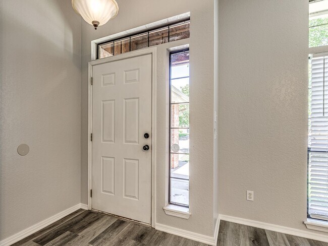 Foto del edificio - Beautifully remodeled home in Edmond + Edm...
