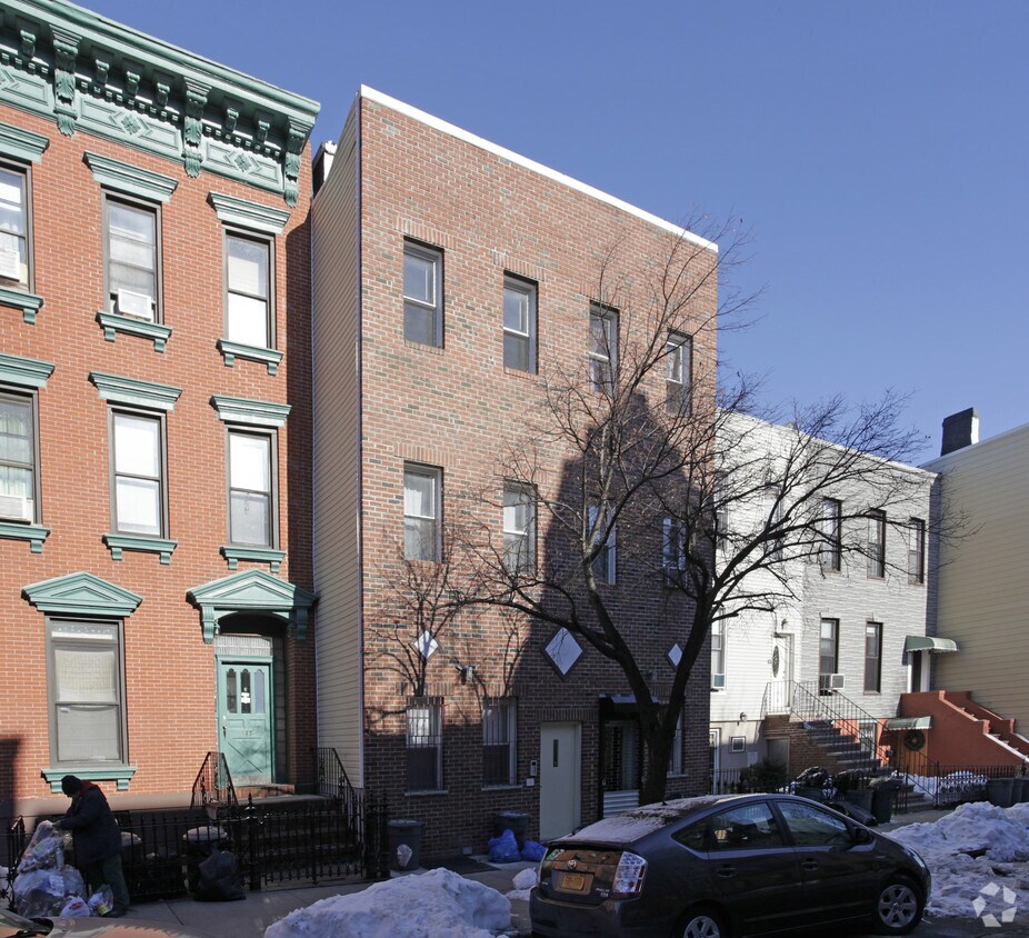 Building Photo - 165 India St