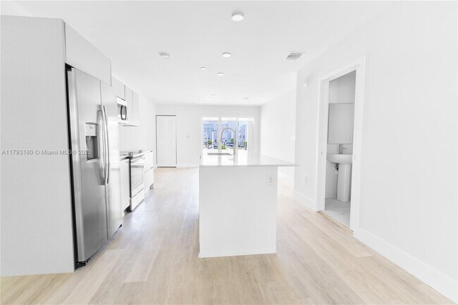 Foto del edificio - 2535 NE 193rd St