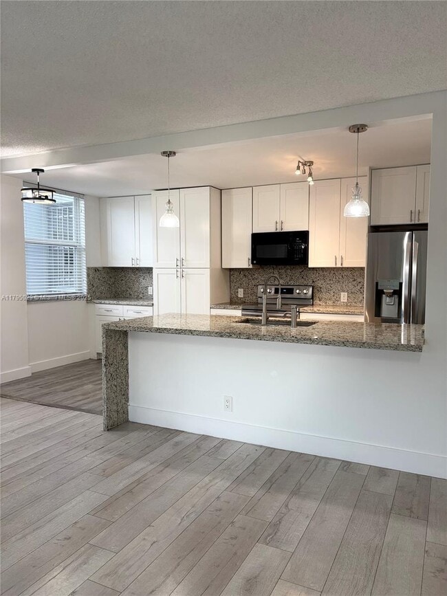 Building Photo - 4200 Hillcrest Dr