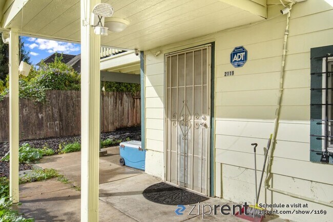 Building Photo - 2 br, 1 bath Triplex - 2121 E 25th St, Oak...