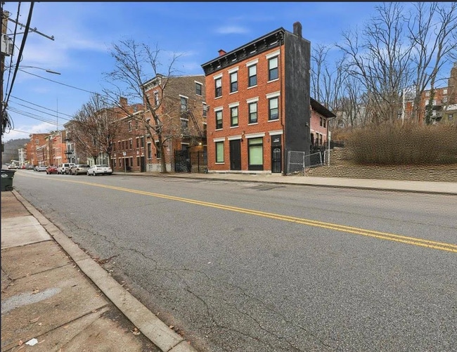 Brand-New 3BR/2BA Near Downtown & UC in OTR | Stylish Finishes, In-Unit Laundry, Gated Entry - Brand-New 3BR/2BA Near Downtown & UC in OTR | Stylish Finishes, In-Unit Laundry, Gated Entry Apartment
