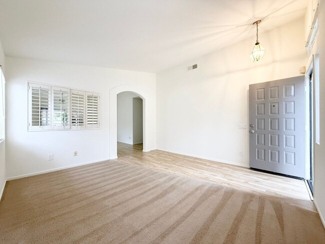 Foto del edificio - Single Story in Rancho Del Oro!