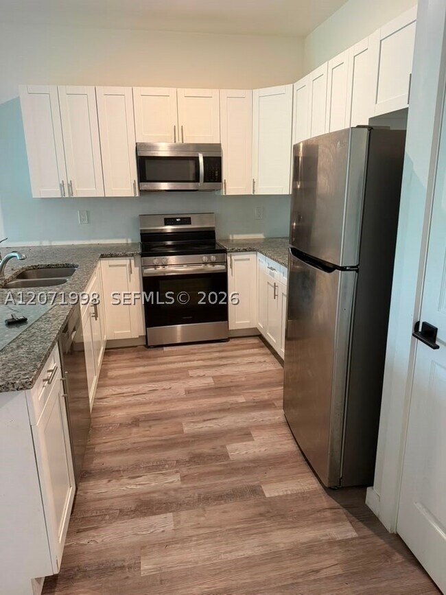 Foto del edificio - 2409 Ansel Ave S