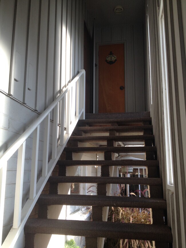 Private entrance - 615 S Irena Ave