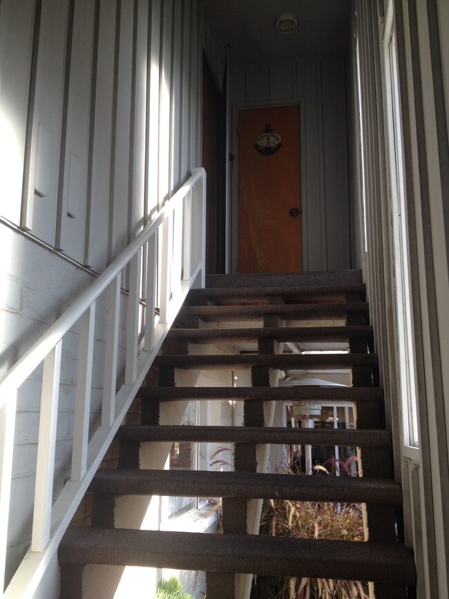 Private entrance - 615 S Irena Ave