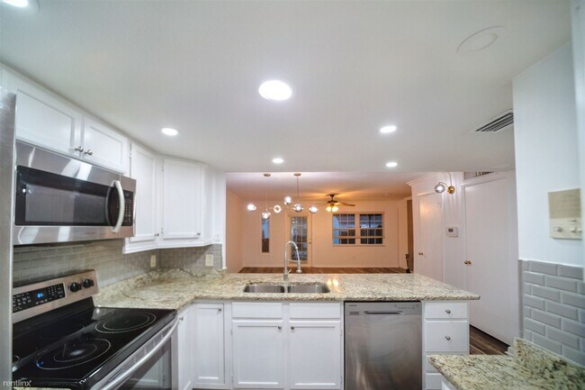 Building Photo - 2 br, 2.5 bath House - 4610 W North B St