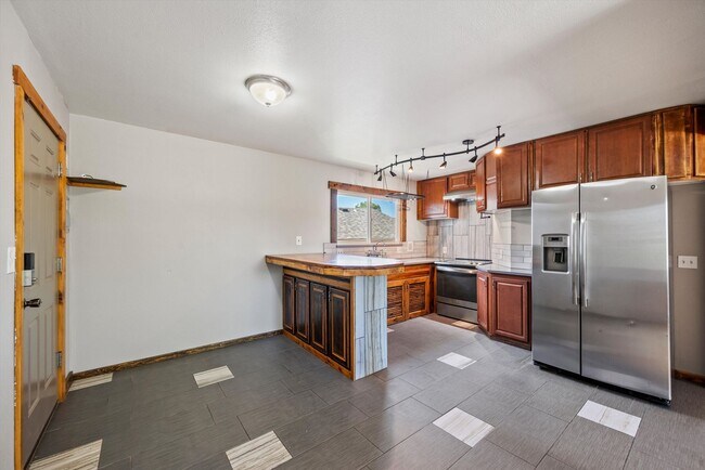 Foto del edificio - Updated 2 Bedroom Home in North Park Hill | Fresh Paint & Prime Denver Location
