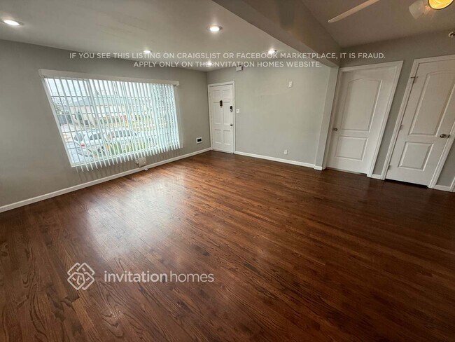 Building Photo - 11118 S Manhattan Pl