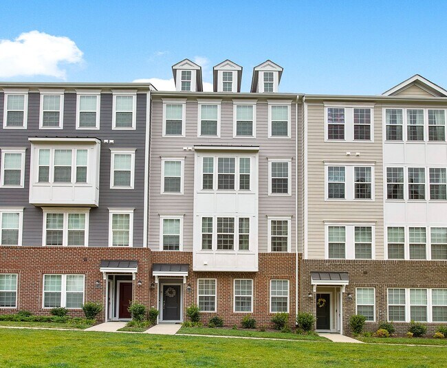 Building Photo - Modern 3-bedroom, 2.5-bath Townhouse!